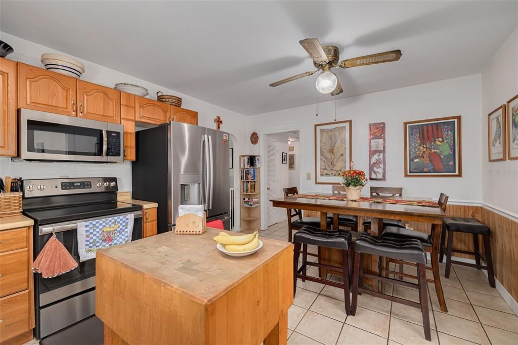 合同活跃: $475,000 (3 贝兹, 2 浴室, 1358 平方英尺)