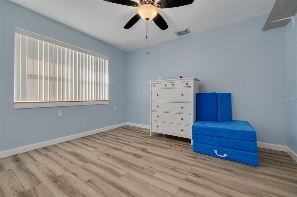 合同活跃: $475,000 (3 贝兹, 2 浴室, 1358 平方英尺)