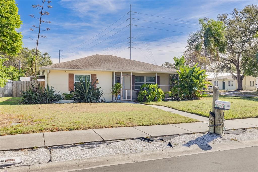 合同活跃: $475,000 (3 贝兹, 2 浴室, 1358 平方英尺)