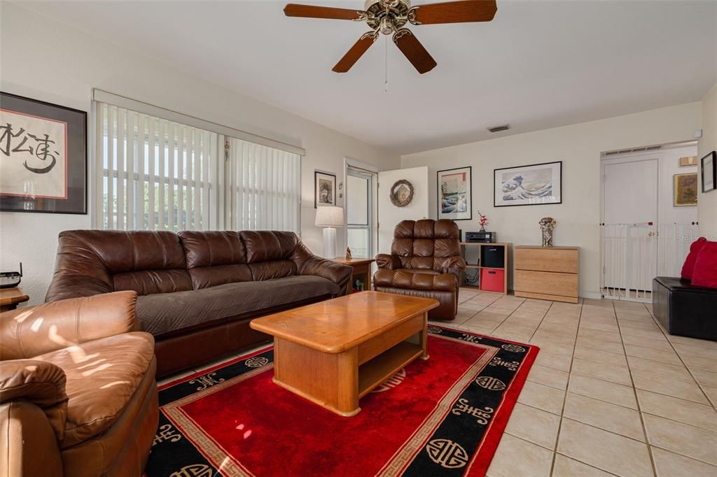 合同活跃: $475,000 (3 贝兹, 2 浴室, 1358 平方英尺)