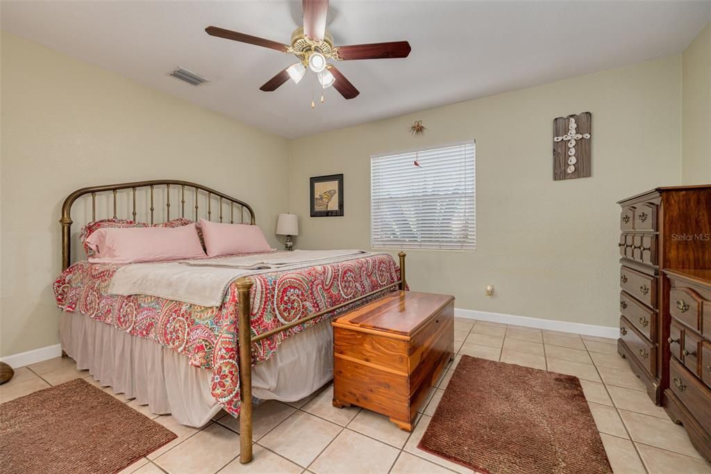 合同活跃: $475,000 (3 贝兹, 2 浴室, 1358 平方英尺)