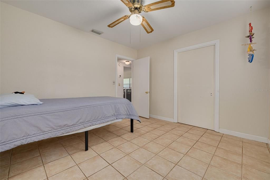 合同活跃: $475,000 (3 贝兹, 2 浴室, 1358 平方英尺)