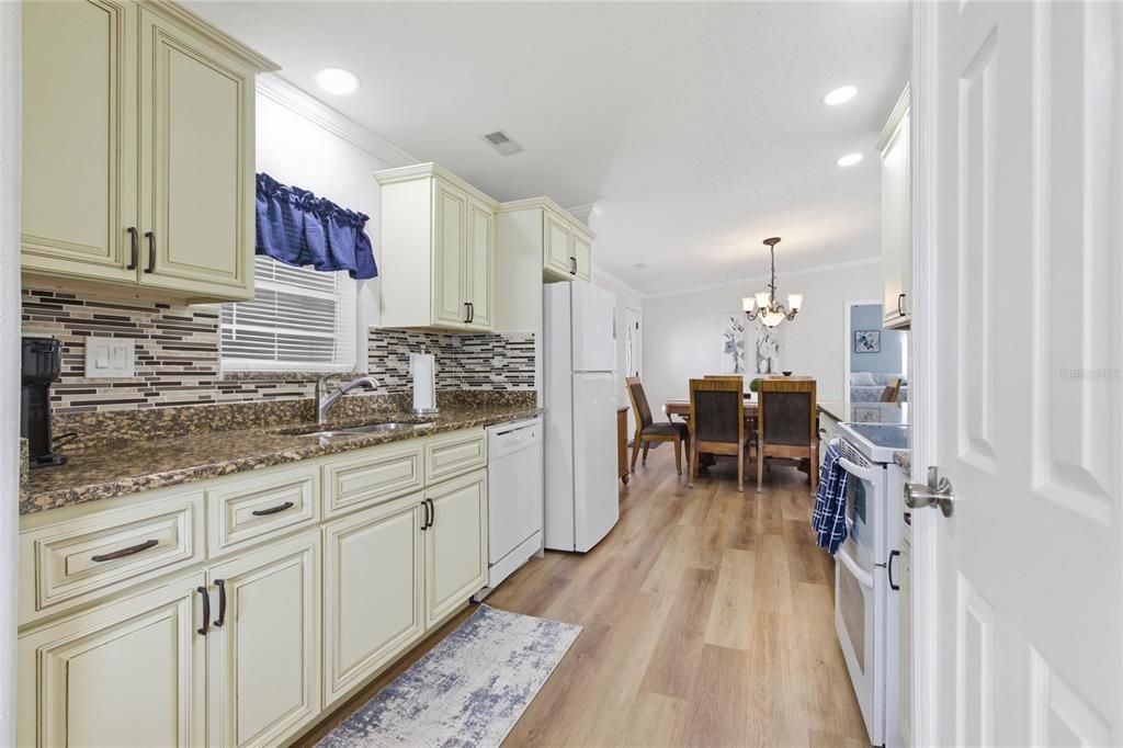 For Sale: $225,000 (2 beds, 2 baths, 1269 Square Feet)