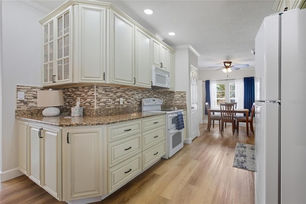 For Sale: $225,000 (2 beds, 2 baths, 1269 Square Feet)