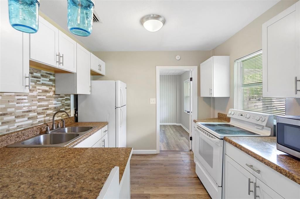 待售: $350,000 (3 贝兹, 1 浴室, 1334 平方英尺)