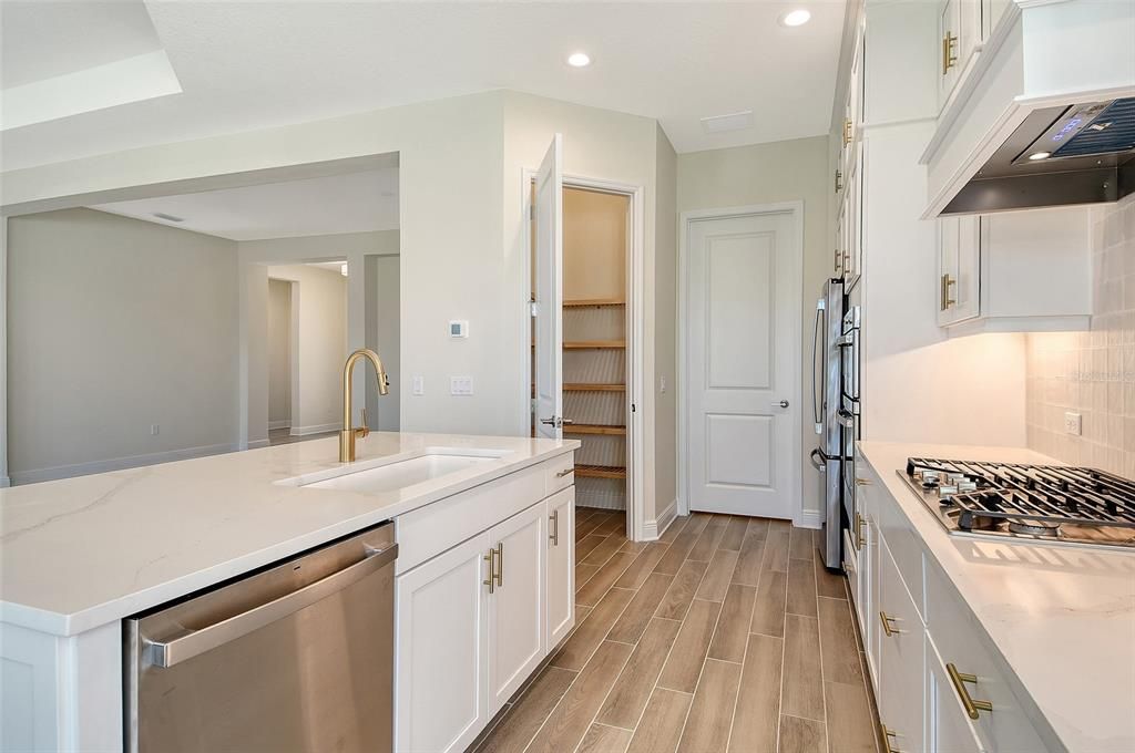 合同活跃: $605,990 (3 贝兹, 2 浴室, 2207 平方英尺)