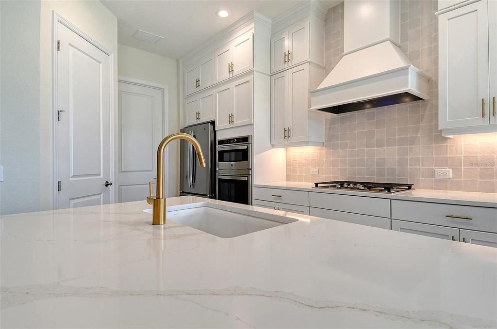 合同活跃: $605,990 (3 贝兹, 2 浴室, 2207 平方英尺)