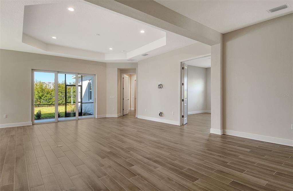 合同活跃: $605,990 (3 贝兹, 2 浴室, 2207 平方英尺)