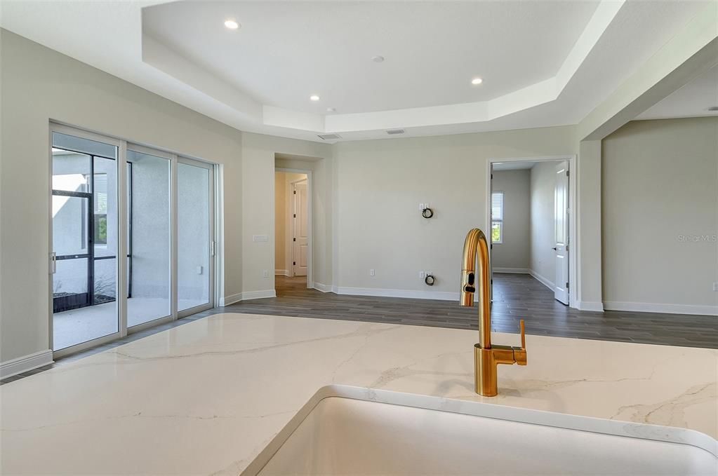 合同活跃: $605,990 (3 贝兹, 2 浴室, 2207 平方英尺)