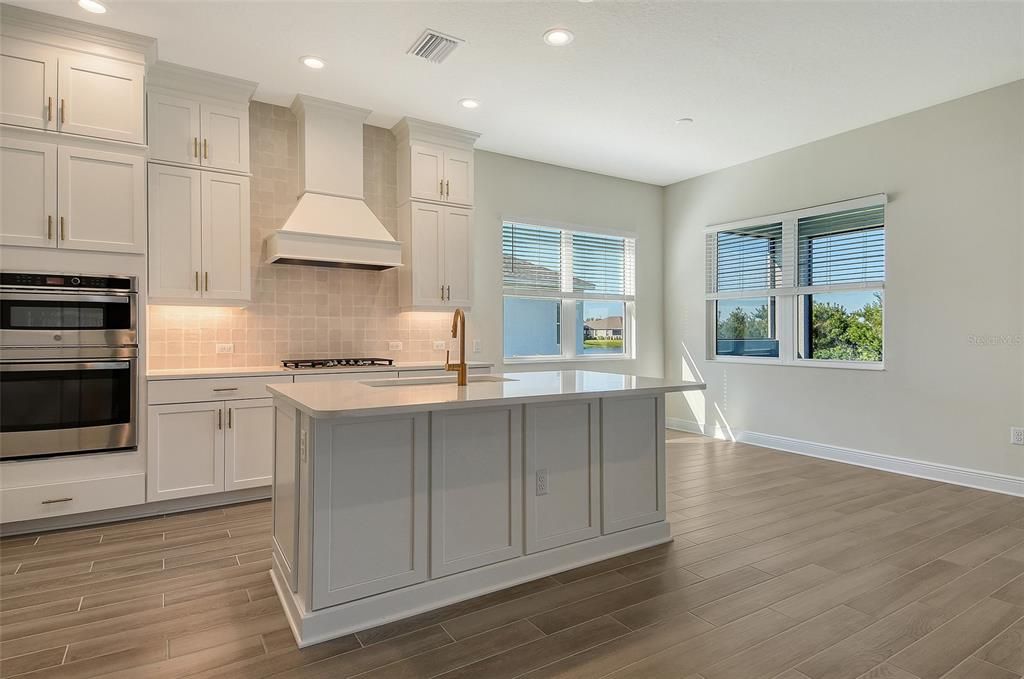 合同活跃: $605,990 (3 贝兹, 2 浴室, 2207 平方英尺)