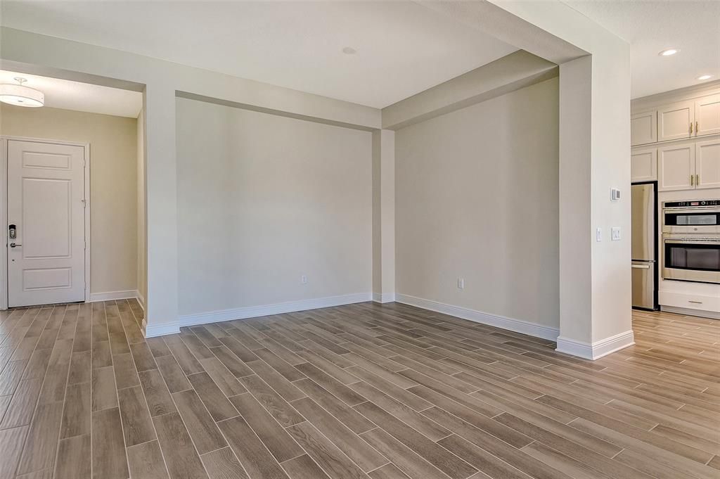 合同活跃: $605,990 (3 贝兹, 2 浴室, 2207 平方英尺)