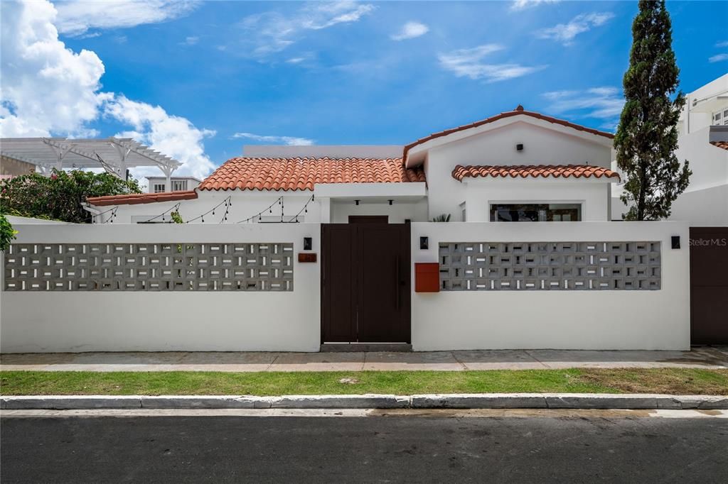 For Sale: $1,875,000 (4 beds, 3 baths, 2000 Square Feet)