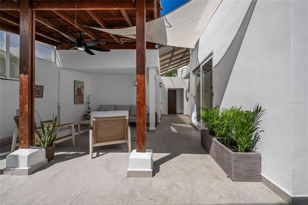 For Sale: $1,875,000 (4 beds, 3 baths, 2000 Square Feet)