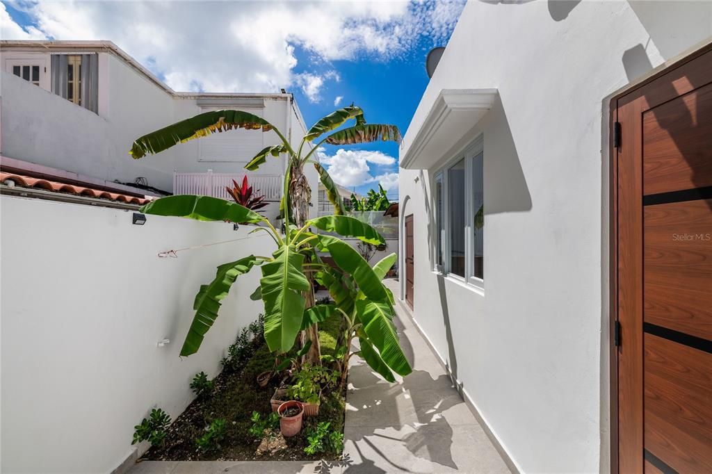 For Sale: $1,875,000 (4 beds, 3 baths, 2000 Square Feet)