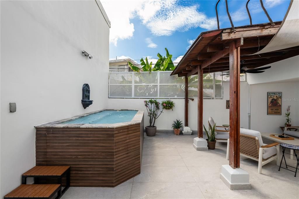 For Sale: $1,875,000 (4 beds, 3 baths, 2000 Square Feet)