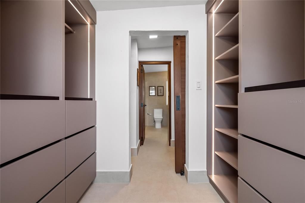 For Sale: $1,875,000 (4 beds, 3 baths, 2000 Square Feet)