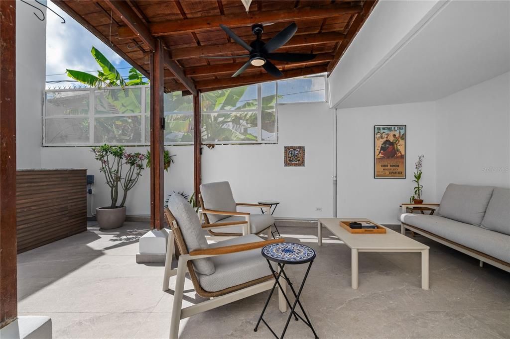 For Sale: $1,875,000 (4 beds, 3 baths, 2000 Square Feet)