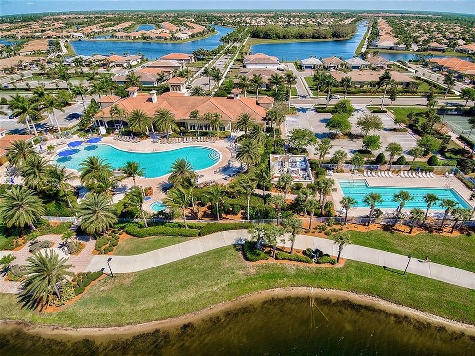 合同活跃: $400,000 (2 贝兹, 2 浴室, 1436 平方英尺)