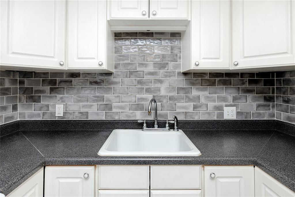 合同活跃: $235,000 (2 贝兹, 1 浴室, 585 平方英尺)