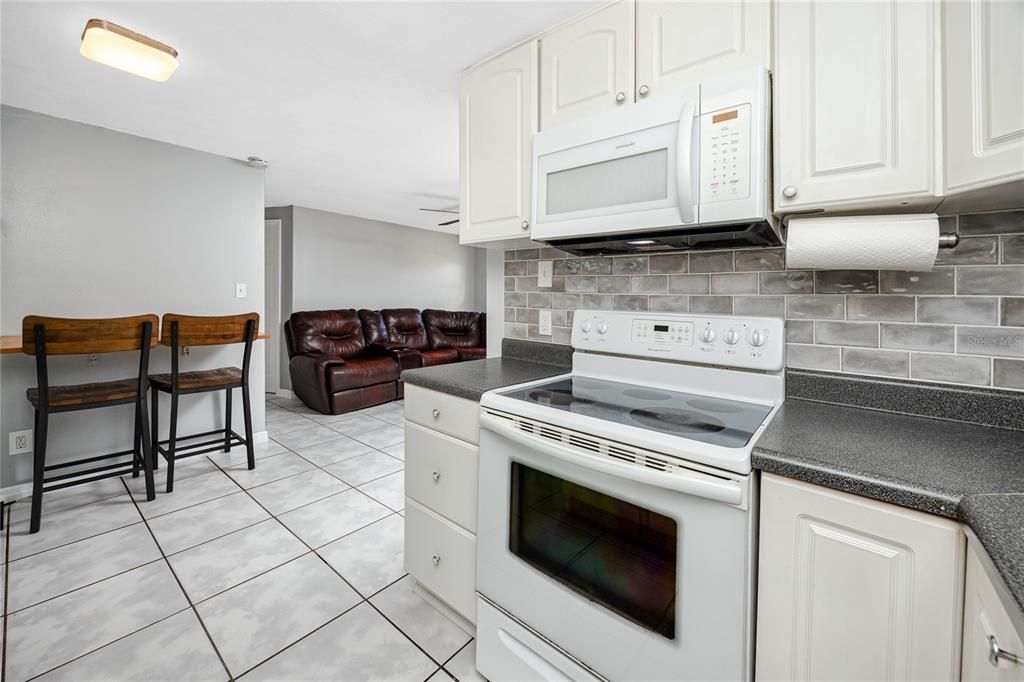 合同活跃: $235,000 (2 贝兹, 1 浴室, 585 平方英尺)