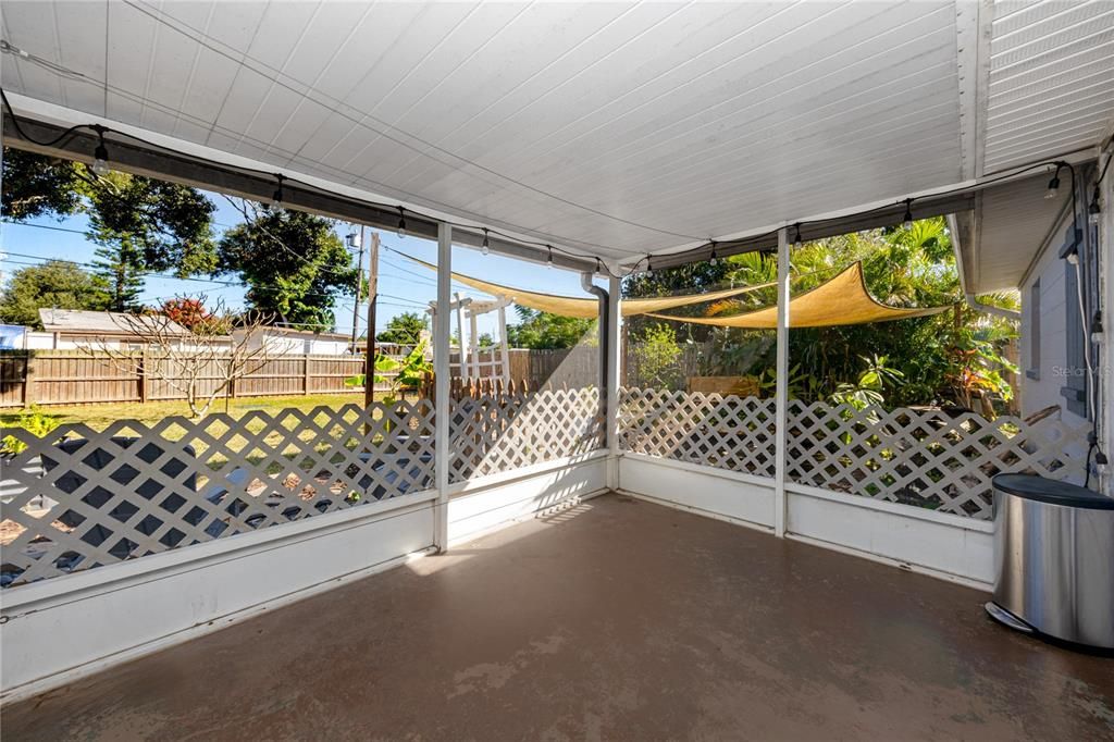 合同活跃: $235,000 (2 贝兹, 1 浴室, 585 平方英尺)