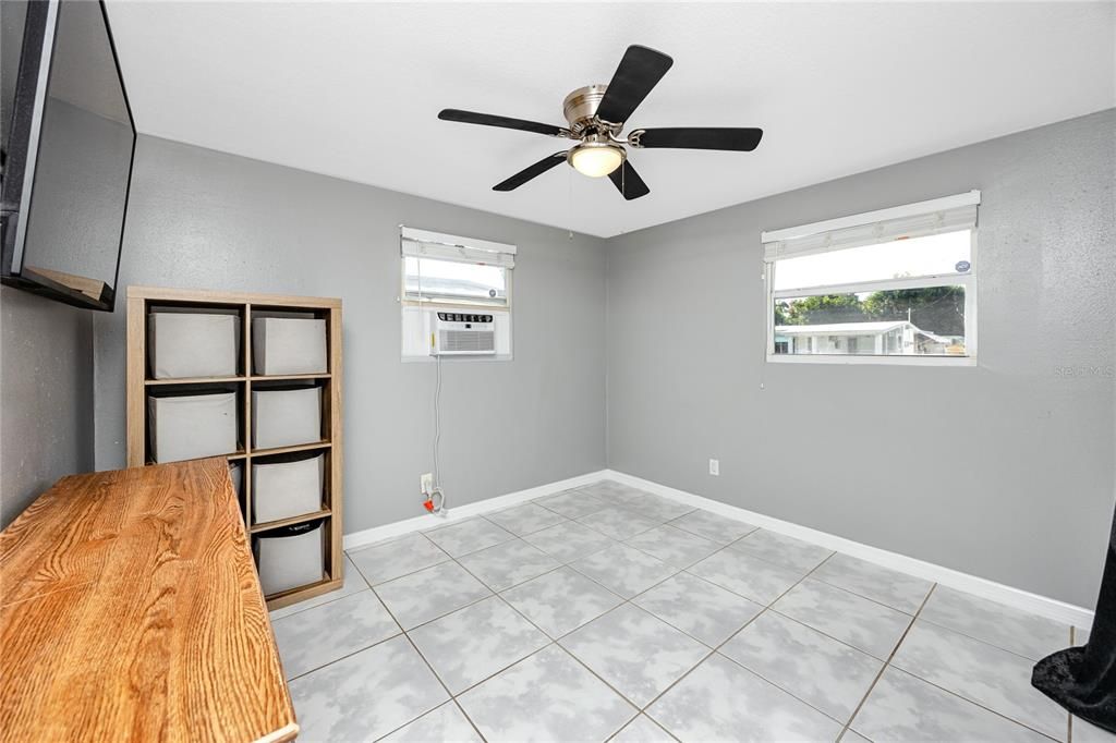 合同活跃: $235,000 (2 贝兹, 1 浴室, 585 平方英尺)