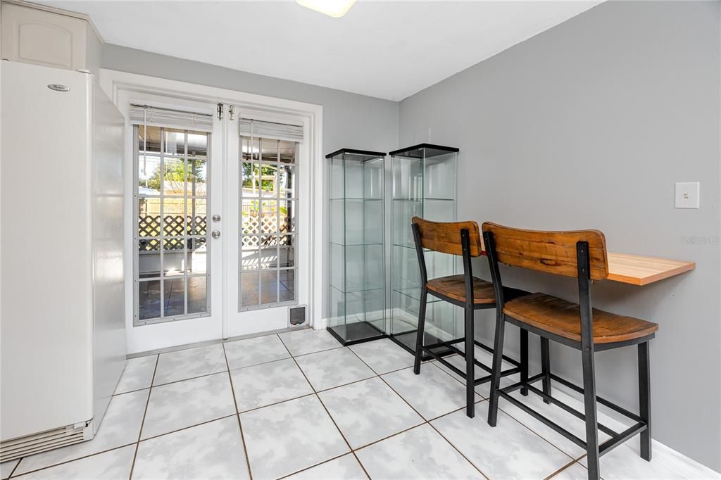 合同活跃: $235,000 (2 贝兹, 1 浴室, 585 平方英尺)