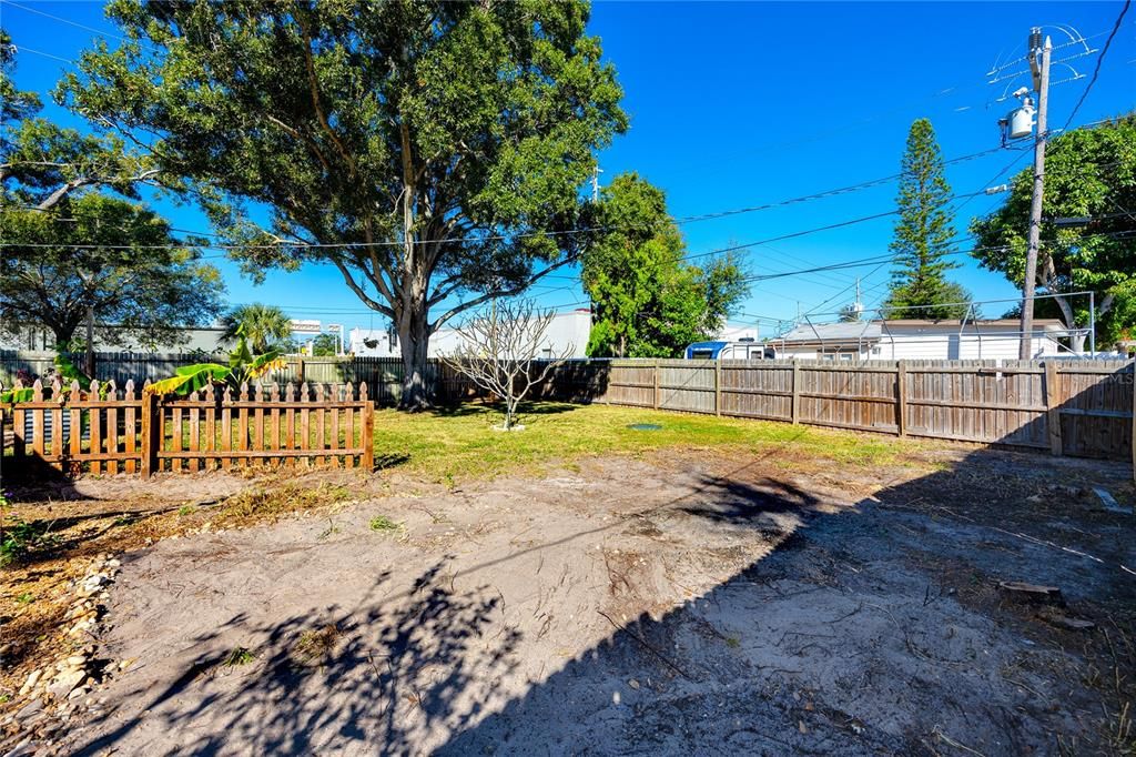 合同活跃: $235,000 (2 贝兹, 1 浴室, 585 平方英尺)