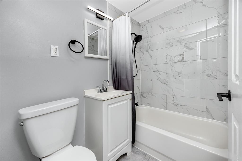 合同活跃: $235,000 (2 贝兹, 1 浴室, 585 平方英尺)