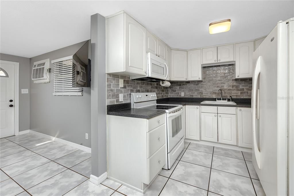 合同活跃: $235,000 (2 贝兹, 1 浴室, 585 平方英尺)