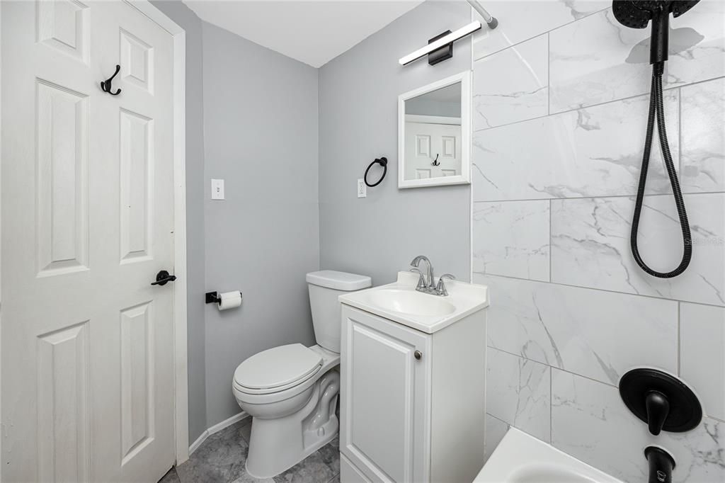 合同活跃: $235,000 (2 贝兹, 1 浴室, 585 平方英尺)