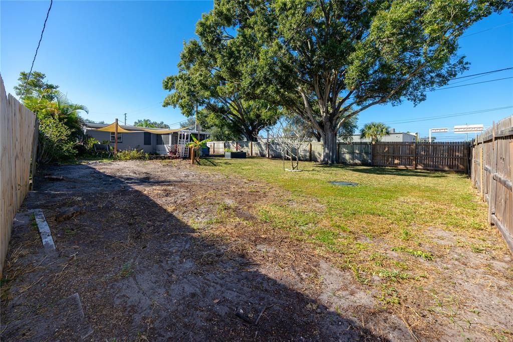 合同活跃: $235,000 (2 贝兹, 1 浴室, 585 平方英尺)