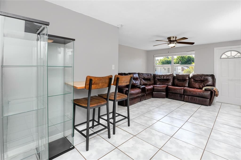 合同活跃: $235,000 (2 贝兹, 1 浴室, 585 平方英尺)