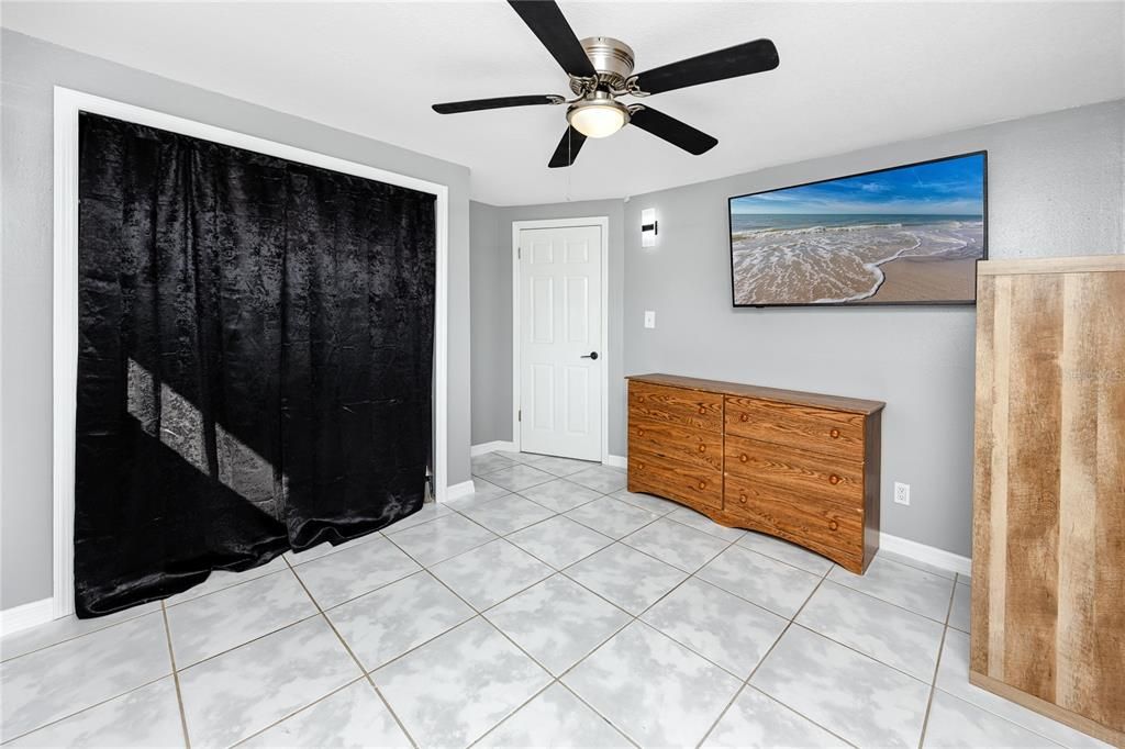 合同活跃: $235,000 (2 贝兹, 1 浴室, 585 平方英尺)