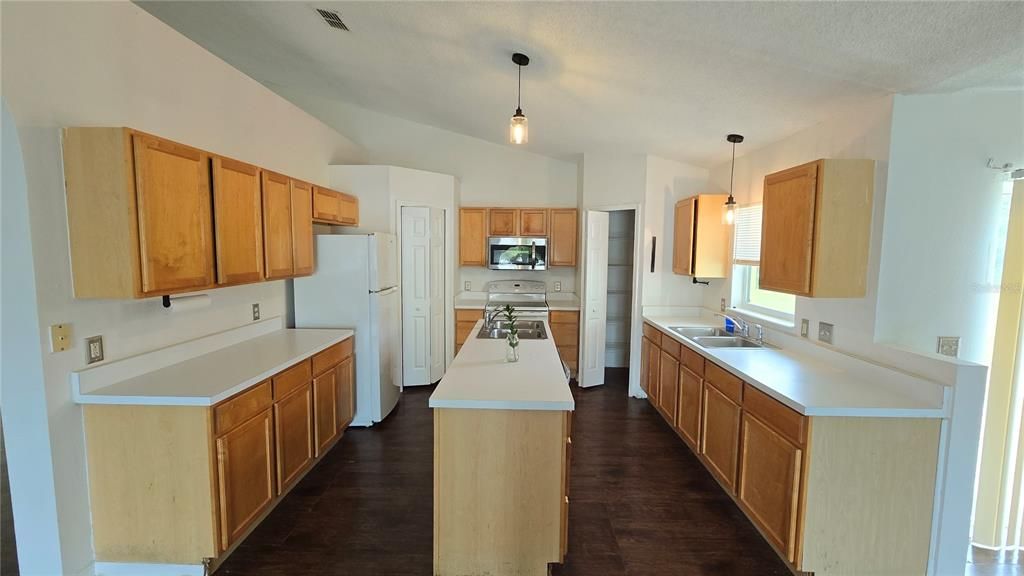 For Sale: $275,000 (3 beds, 2 baths, 1972 Square Feet)