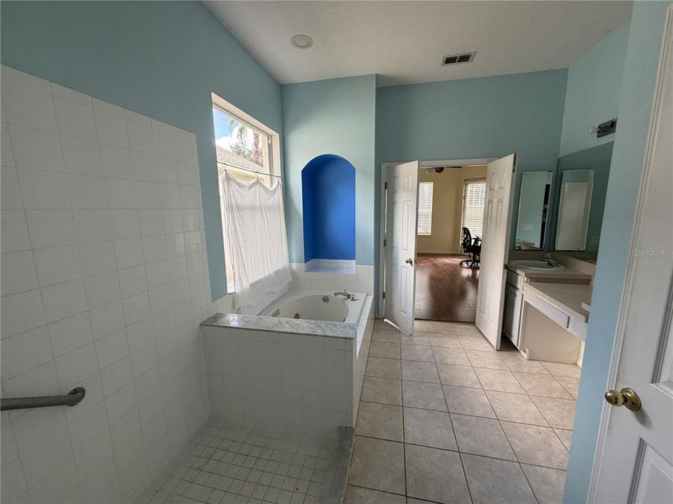 For Sale: $600,000 (3 beds, 2 baths, 2100 Square Feet)