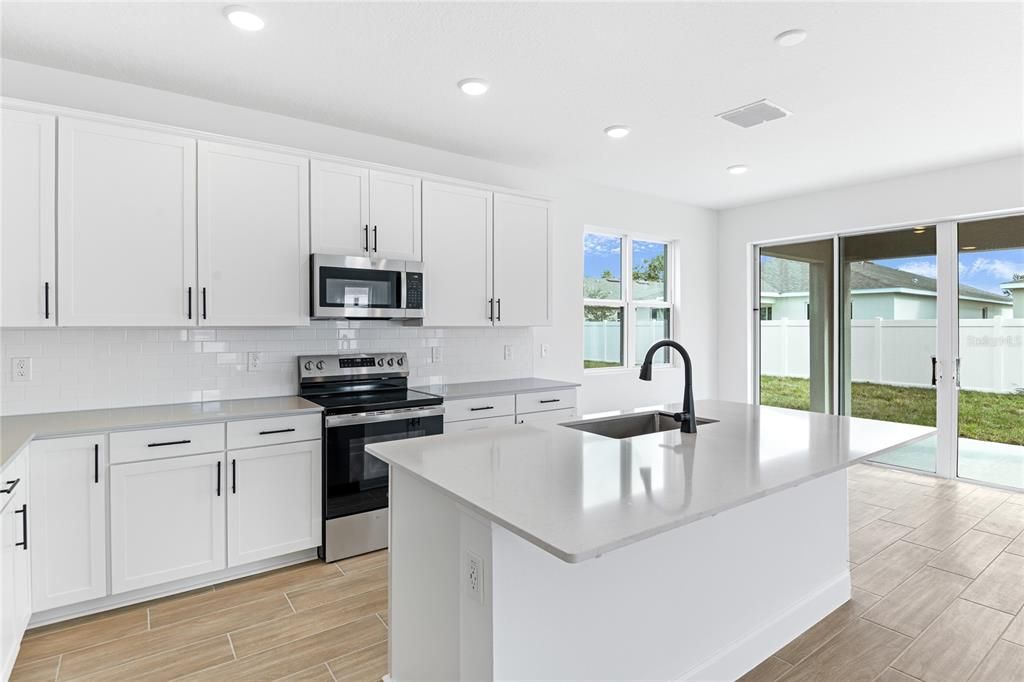 На продажу: $445,393 (5 спален, 3 ванн, 2800 Квадратных фут)