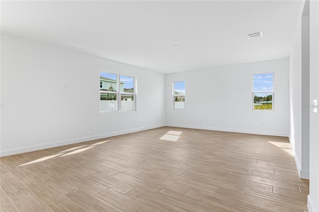 На продажу: $445,393 (5 спален, 3 ванн, 2800 Квадратных фут)