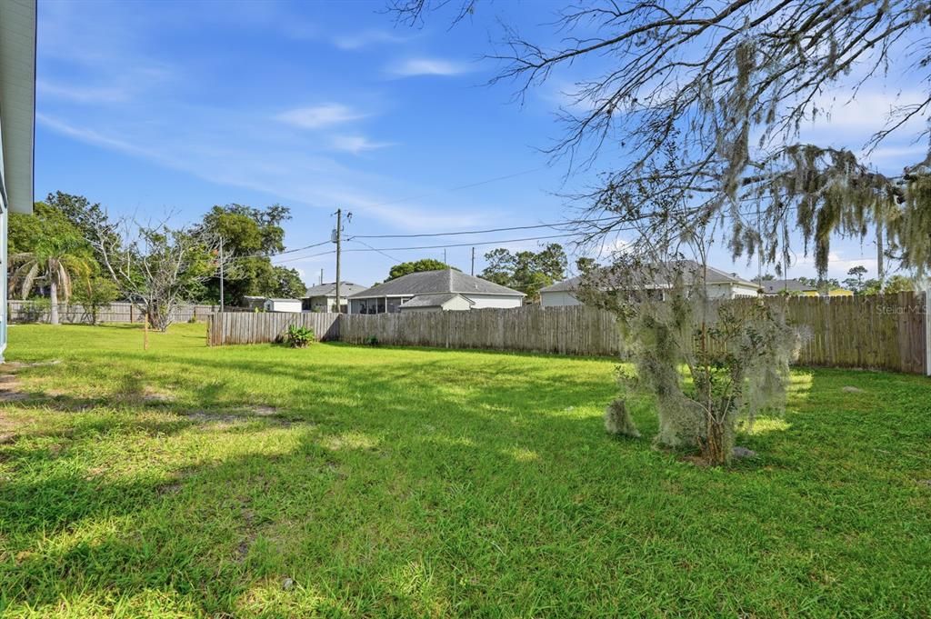 合同活跃: $325,000 (4 贝兹, 2 浴室, 1701 平方英尺)