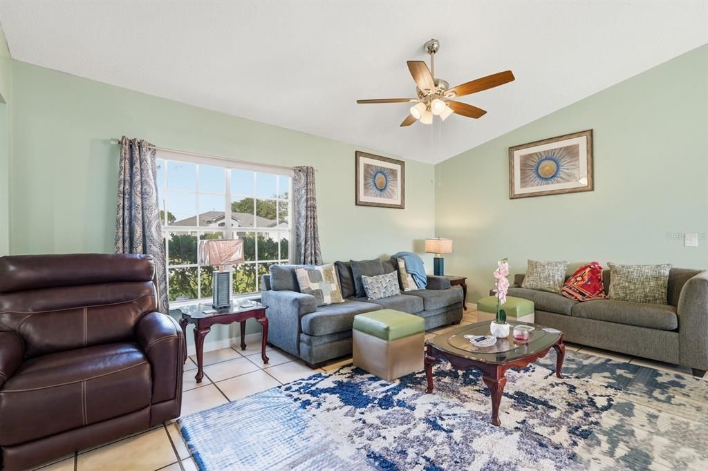 合同活跃: $325,000 (4 贝兹, 2 浴室, 1701 平方英尺)