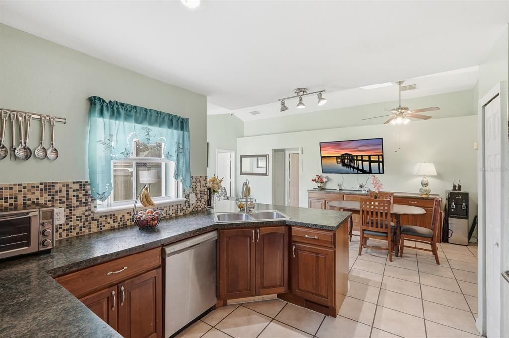 合同活跃: $325,000 (4 贝兹, 2 浴室, 1701 平方英尺)