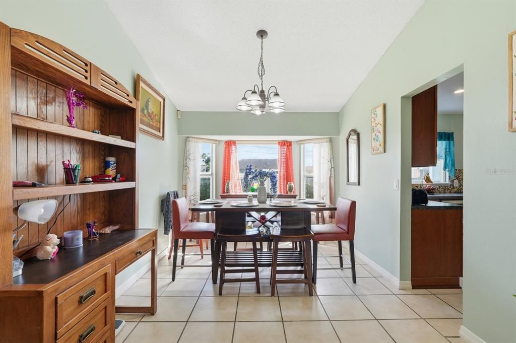 合同活跃: $325,000 (4 贝兹, 2 浴室, 1701 平方英尺)