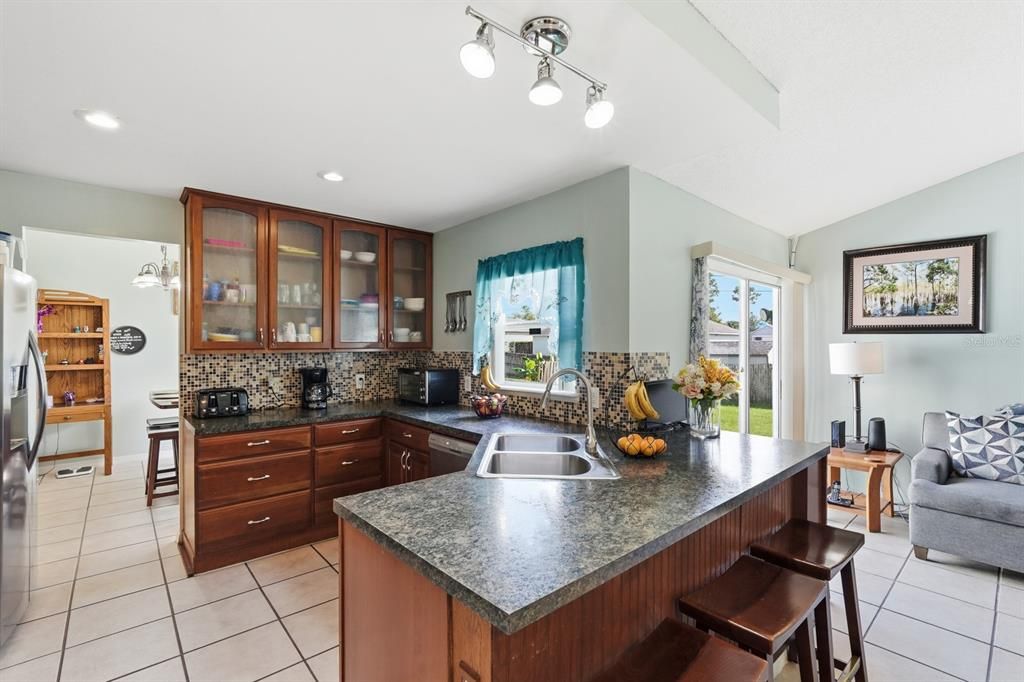 合同活跃: $325,000 (4 贝兹, 2 浴室, 1701 平方英尺)