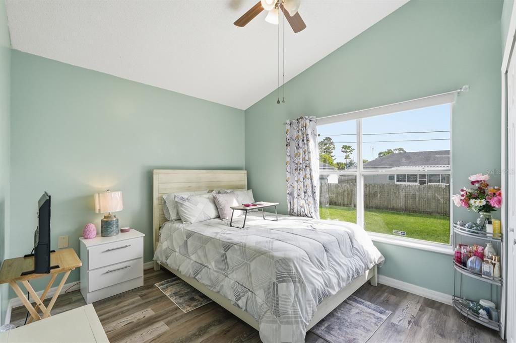 合同活跃: $325,000 (4 贝兹, 2 浴室, 1701 平方英尺)