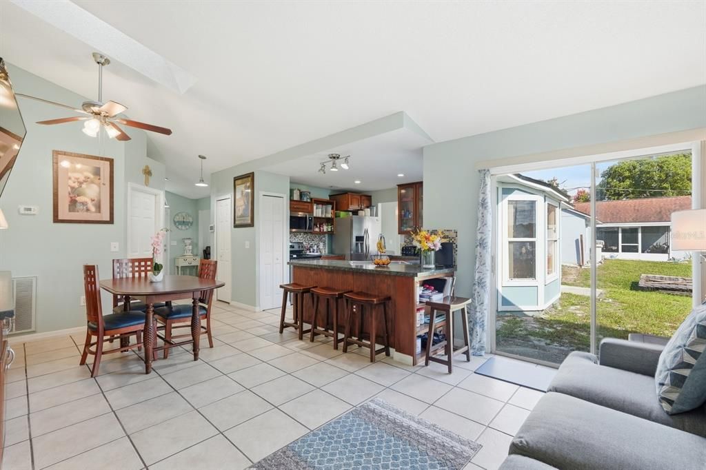 合同活跃: $325,000 (4 贝兹, 2 浴室, 1701 平方英尺)