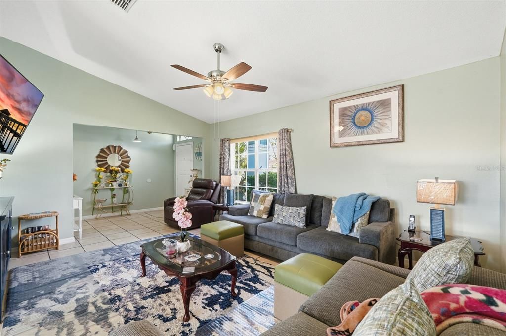 合同活跃: $325,000 (4 贝兹, 2 浴室, 1701 平方英尺)