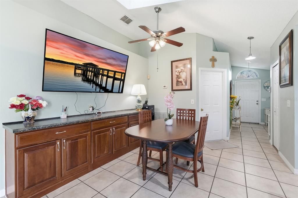 合同活跃: $325,000 (4 贝兹, 2 浴室, 1701 平方英尺)