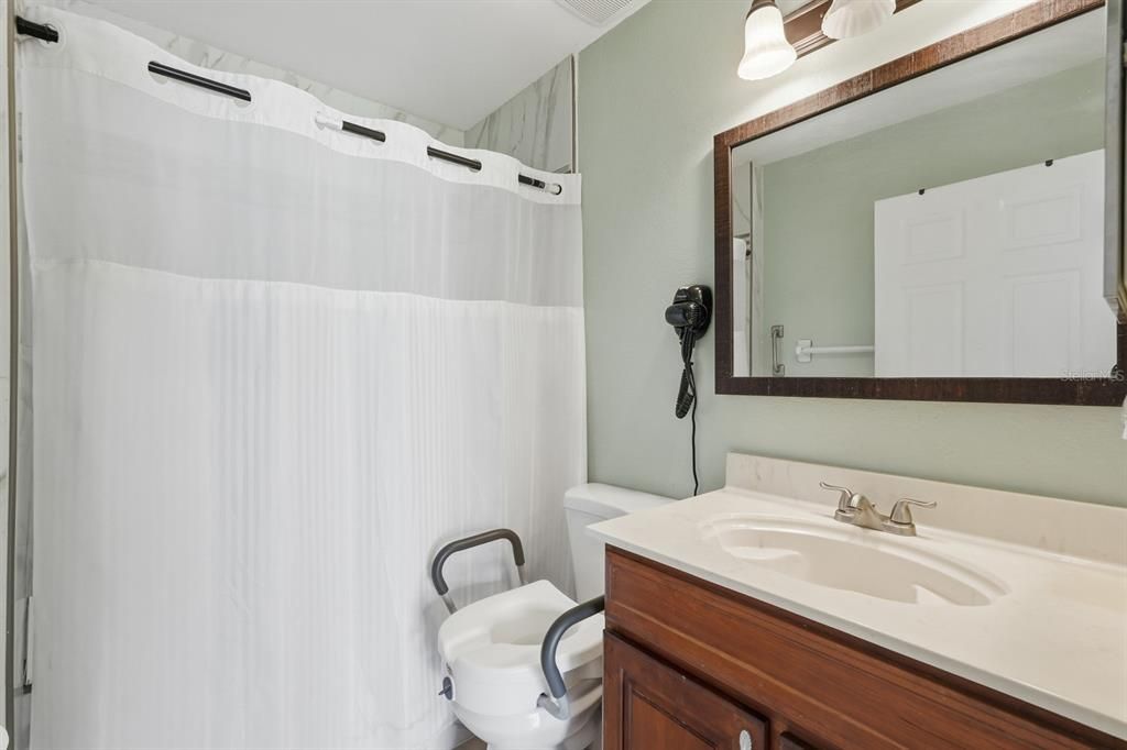 合同活跃: $325,000 (4 贝兹, 2 浴室, 1701 平方英尺)