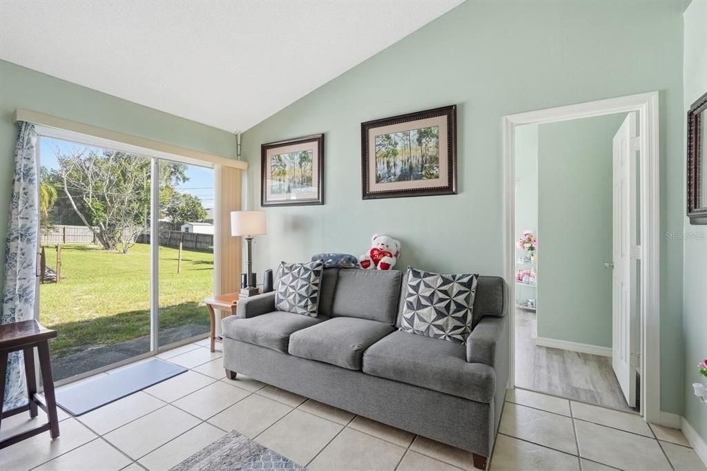 合同活跃: $325,000 (4 贝兹, 2 浴室, 1701 平方英尺)