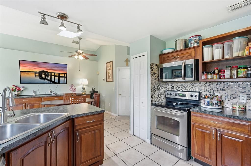 合同活跃: $325,000 (4 贝兹, 2 浴室, 1701 平方英尺)